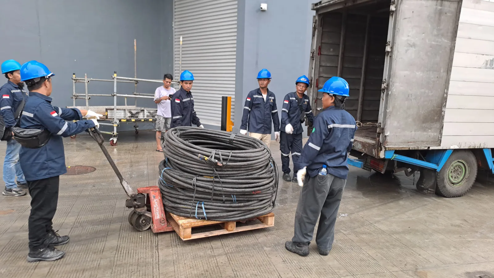 Aktivitas engineering lapangan dengan kabel power